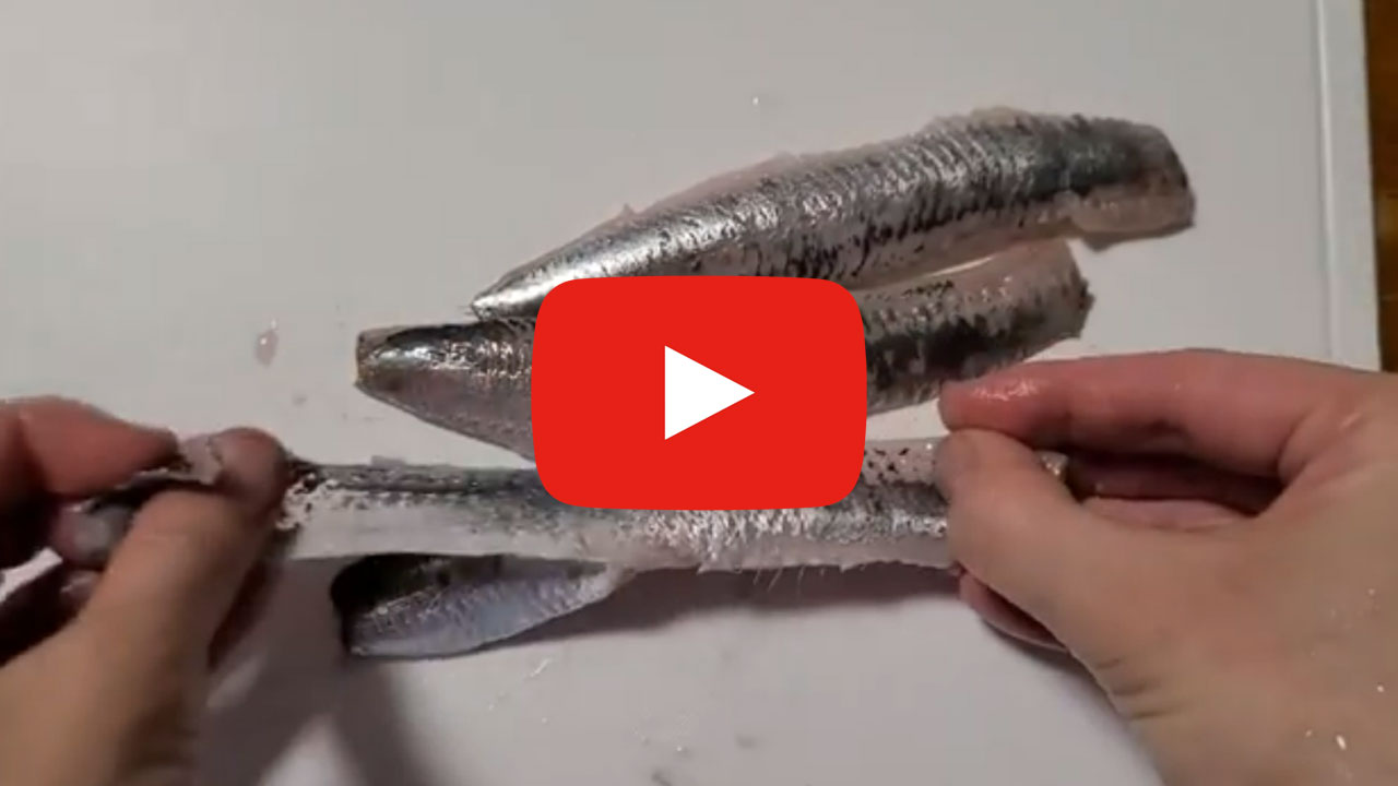 マイワシの皮をむく